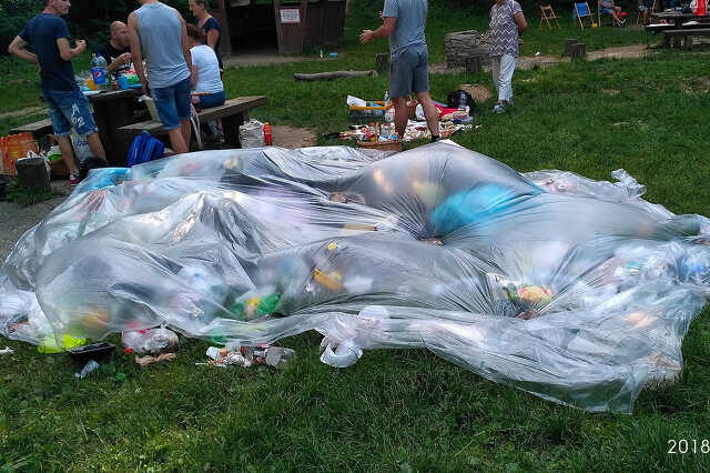 Szemét a szombathelyi Parkerdőben