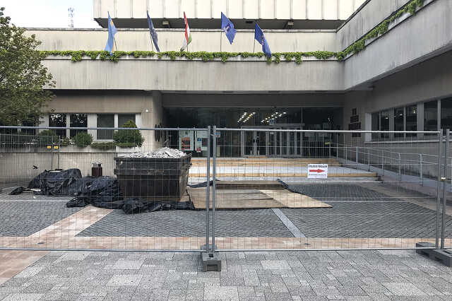 Körbekerítették a szombathelyi városházát 