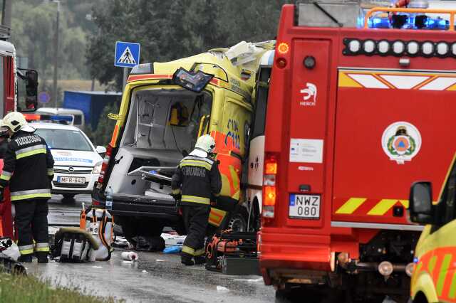 Ketten meghaltak egy mentőbalesetben Szolnokon