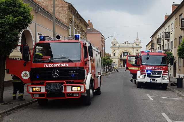 Tűzoltók a Szelestey utcában