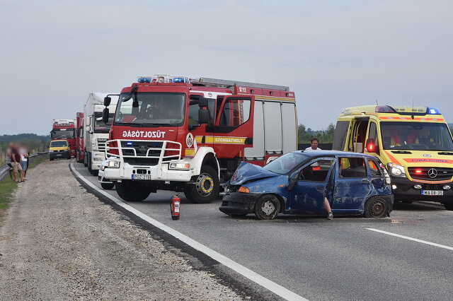 Szalagkorlátnak hajtott egy Fiat az M86-oson