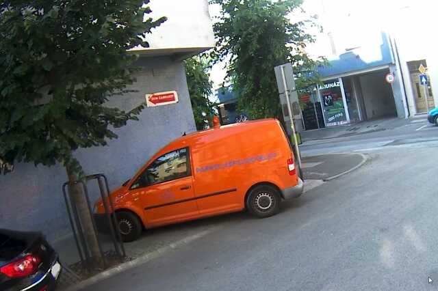 Szabálytalanul parkol a parkolásfelügyelet kocsija