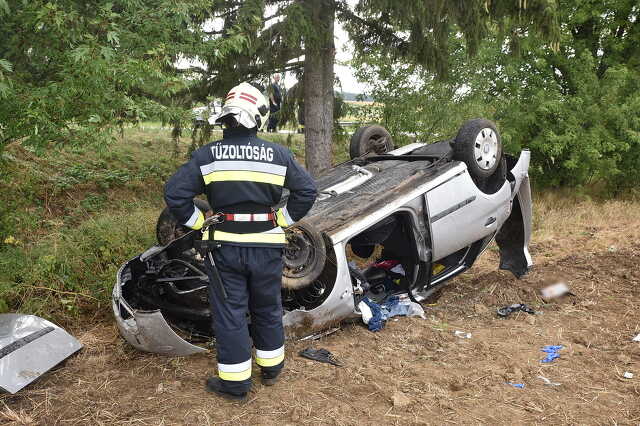 Betonoszlopot és táblákat döntött, majd szántóföldre csapódott egy Seat Torony közelében