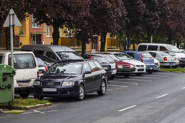 Parkolási nehézségek az iskolák előtt