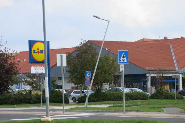 Verseny utcai Lidl áruház előtti zebránál a lámpaoszlop