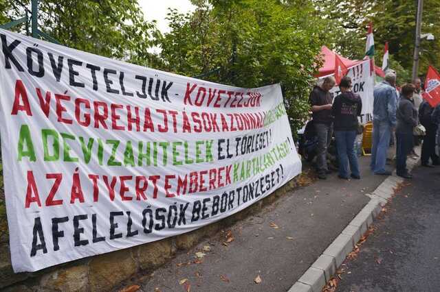 Devizahitel-károsultak tüntetése