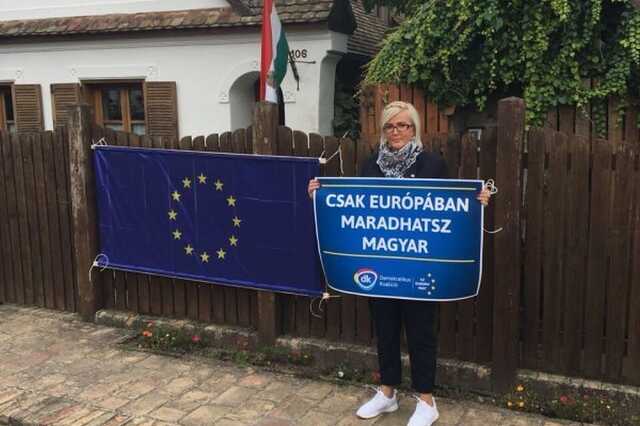 EU-s zászló Orbán felcsúti házán