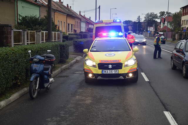 Motor elé hajtott egy autó, megsérült a motoros 