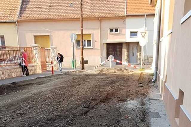 Felmarták az utcát, aztán otthagyták
