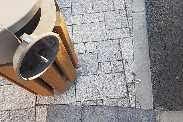Cigarettacsikkek az utcai szemétgyűjtők mellett