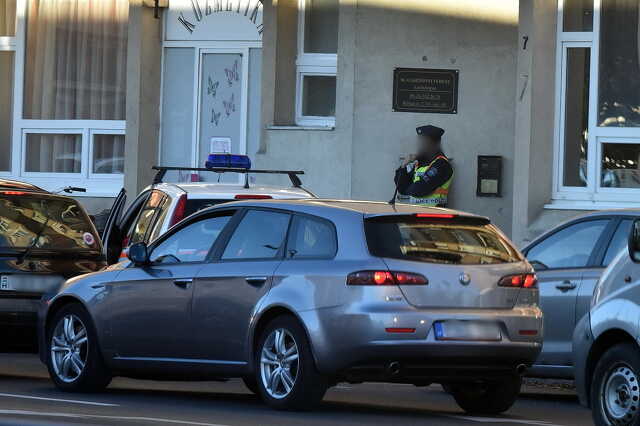 Szombathely, Kiskar utca - a tragikus haláleset helyszínénél rendőr posztol  