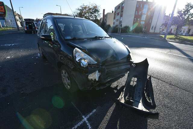 Piroson áthajtó Nissan ütközött Hondával Szombathelyen