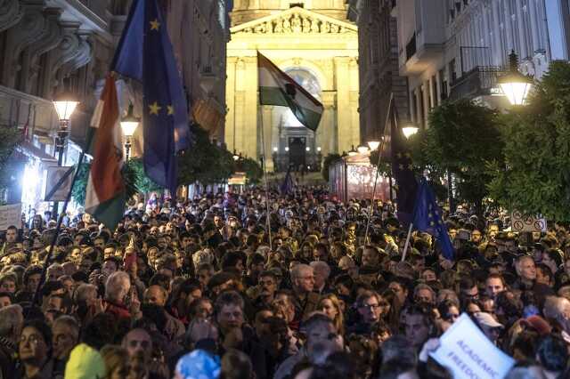 A CEU-ért tüntetett a Momentum