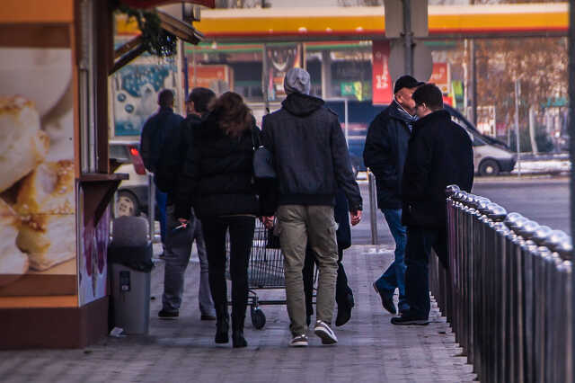 Tömeg a Tecsó parkolóban