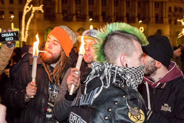 Rövid időre elfoglalták a Kossuth teret a tüntetők a hivatalos esemény vége után.