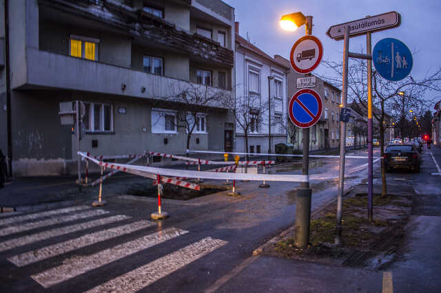 Útlezárás a Nádasdy utcában