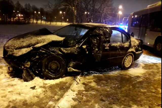 Buszt talált el a hóban driftelő BMW-es