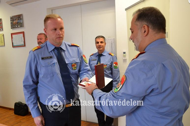 Tíz év után járó szolgálati jelet kapott a szombathelyi katasztrófavédelem kirendeltségvezetője