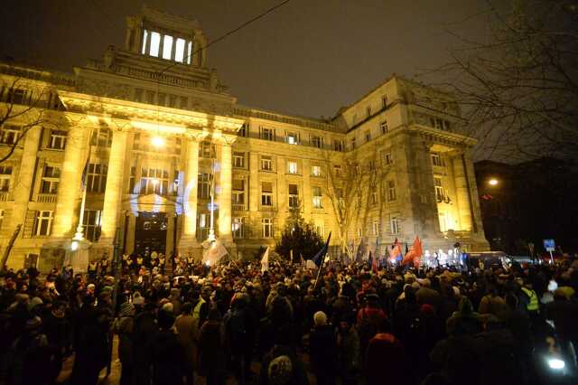 "Ismeretlen tettesek tüntetése" - Demonstrálók a Nyugati téren