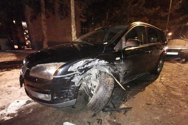 Megcsúszott, megpördült és parkoló autónak ütközött egy Ford Szombathelyen
