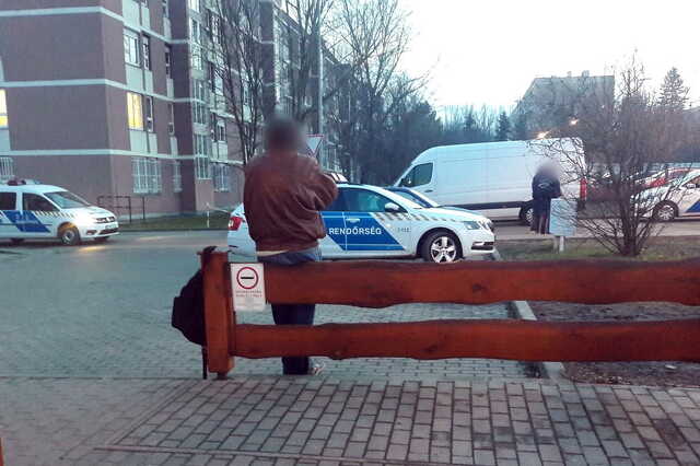 Verekedés egy sárvári áruházban és a parkolójában - rendőrök helyszínelnek a parkolóban