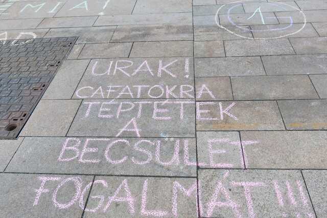 A Nők Ellanállási Mozgalmának demonstrációja Pécsen