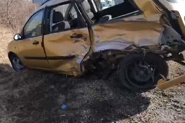 Ford hajtott Peugeot elé a 86-88-as főutak kereszteződésénél