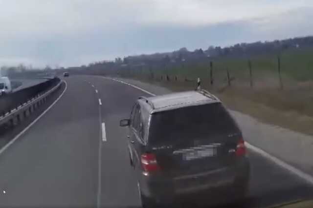 Fékezéssel büntette a 40 tonnás kamiont a Mercedes a 21-es úton