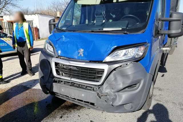 Kisteherautó ütközött Hondával a 84-es főúton