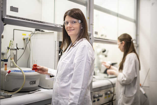 Dr. Bálint Erika csak egy kép erejéig ugrott be a laborba, a kísérleteket már az irodájából irányítja.