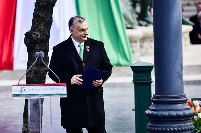 Orbán Viktor a Múzeumkertben, március 15-én