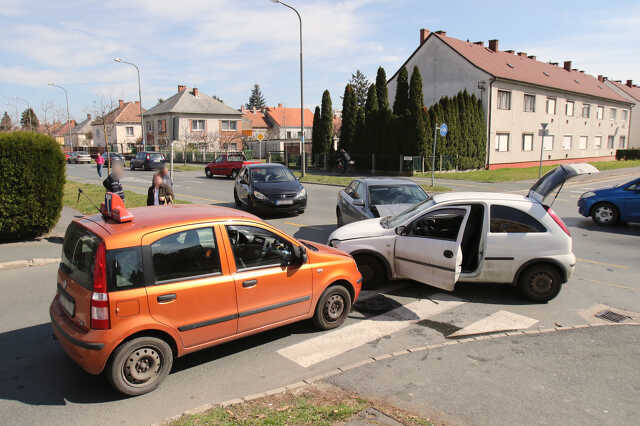Az egyik koccanó autó kormányánál egy tanulóvezető ült.