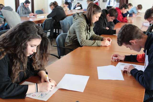 Közlekedésbiztonsági versenyt rendeztek a szombathelyi középiskolásoknak
