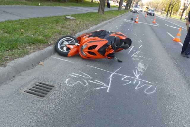 Zebra miatt lassító motorosnak ütközött a figyelmetlen autós Nagykanizsán, majd továbbhajtott