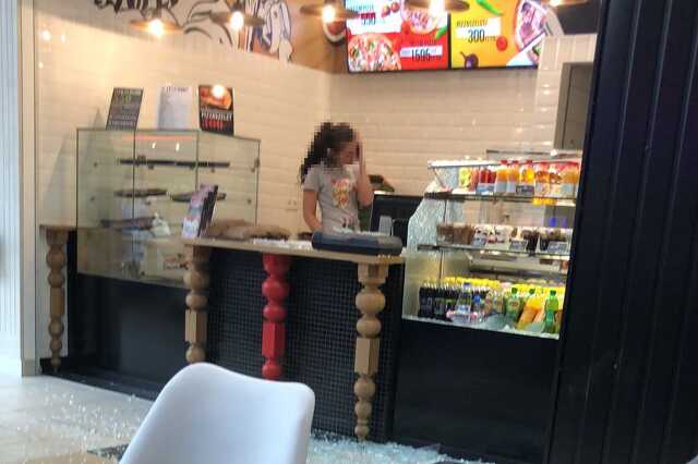 Eltörött egy üveg a Savaria Plazában