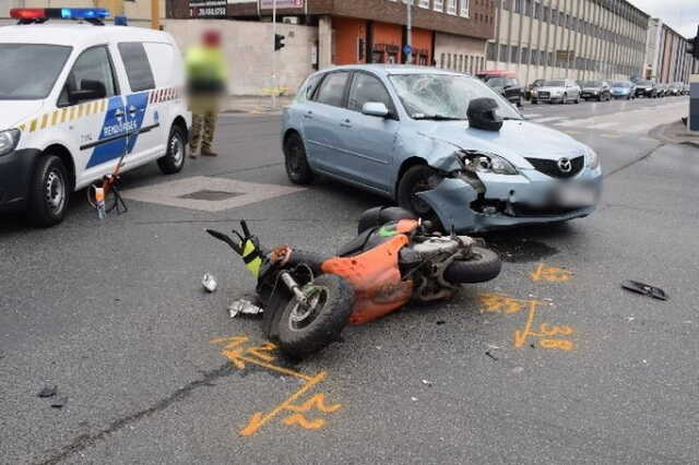 Nem működött a jelzőlámpa, ezért elütött egy motorost egy kanyarodó Mazda Győrben