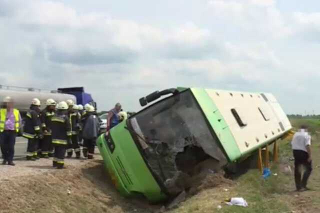 Felborult a Győrbe tartó busz