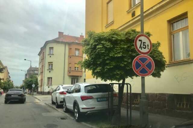 Szabálytalan parkolás a Kisfaludy utcában