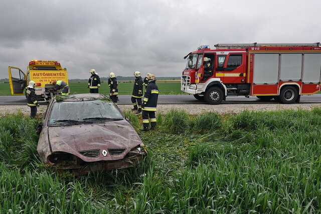 Árokba csapdott egy Renault a 86-oson, Egyházasrádóc közelében