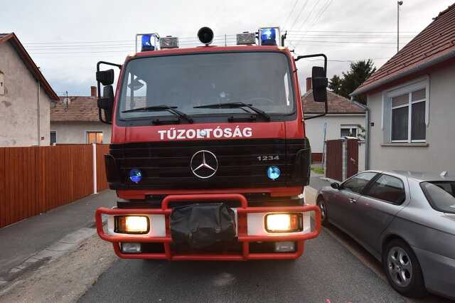 Szirénázó tűzoltóautó oldalába hajtott egy Renault 