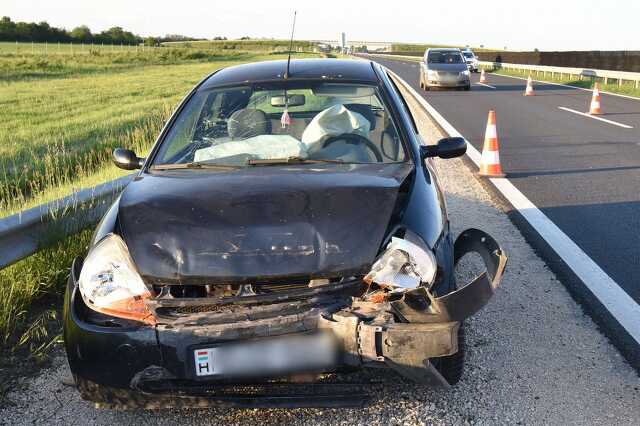 Vészfékező Audinak ütközött egy Ford az M86-oson