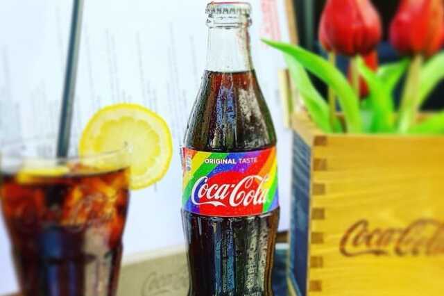 Szivárványszínű Coca-Cola