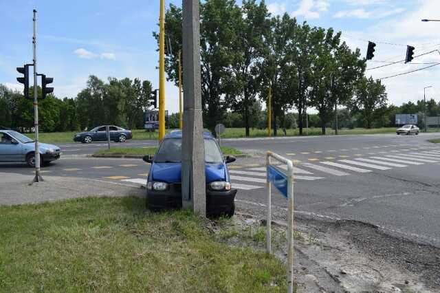 Nekiment a villanyoszlopnak a 83-ason