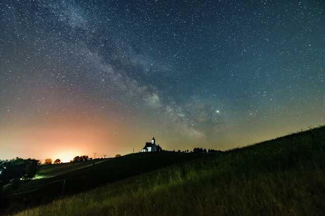 A Tejút és a Jupiter a felvidéki Gömöralmágy közeléből fotózva
