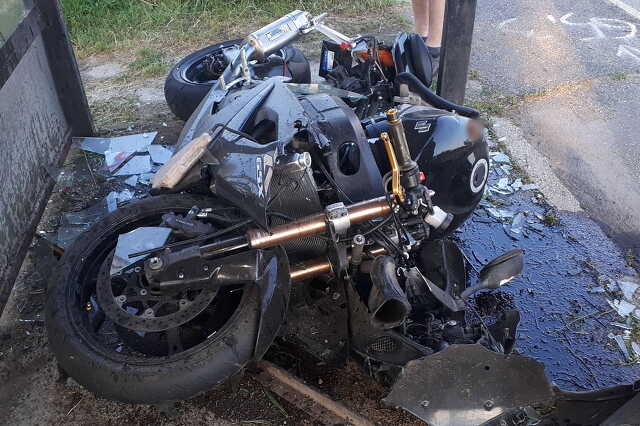 Motor csapódott buszmegállóba Szombathelyen
