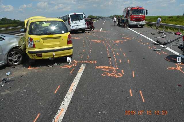 120 km/h-val hajtott bele a dugóba