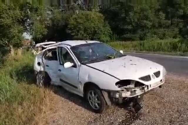 Olajfolton megcsúszó Renault ütközött fának