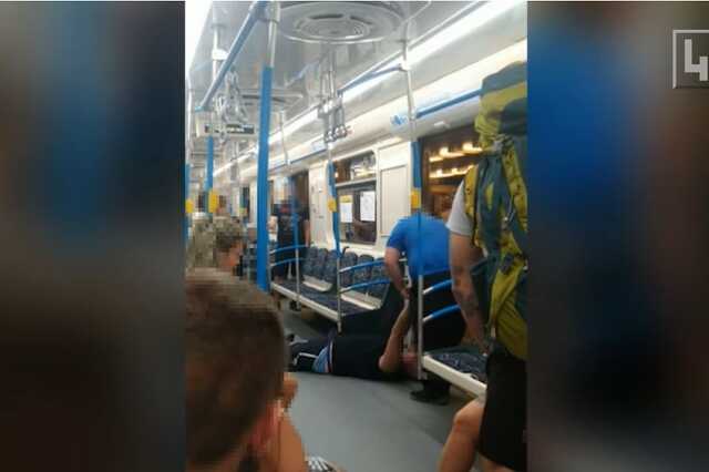 Eszméletlen férfi a metrón