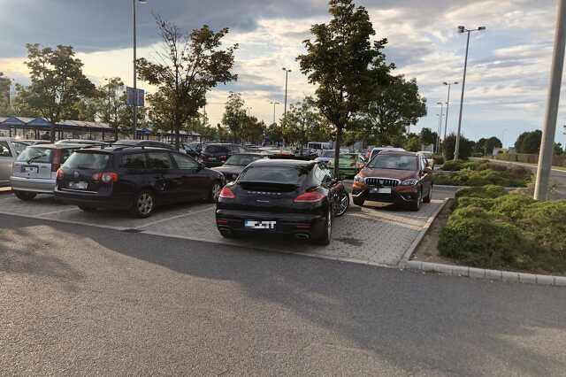 Porsche a Tesco parkolójában 