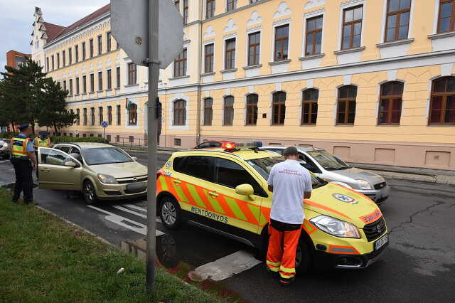 Mentőorvosi kocsinak hajtott egy Opel a piros lámpánál